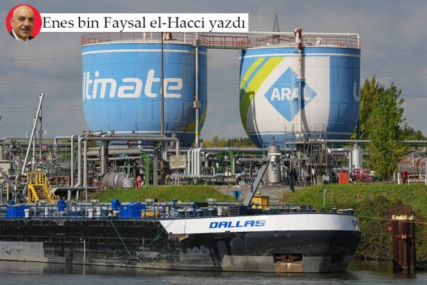 Almanya’nın Gelsenkirchen kentinde, dizel, benzin ve kalorifer yakıtının üretildiği Klesch Petrol Rafinerisi’nin tanker parkında demirlemiş bir tanker, 2 Ekim 2026 (AP)