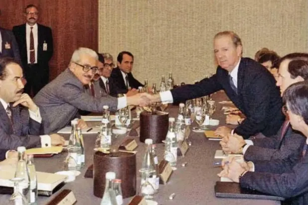Eski ABD Dışişleri Bakanı James Baker’ın, Ocak 1991’de Cenevre’de Iraklı mevkidaşı Tarık Aziz ile el sıkışırken çekilmiş fotoğrafı (Arşiv)