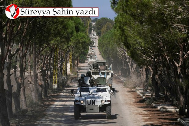 Birleşmiş Milletler Lübnan Geçici Görev Gücü’ne (UNIFIL) ait bir konvoy, İsrail güçlerinin işgal ettiği bölgelerin yakınındaki bir yolda, Lübnan’ın güneyindeki Rumeyş’e doğru ilerliyor, 12 Eylül 2026. (Reuters)
