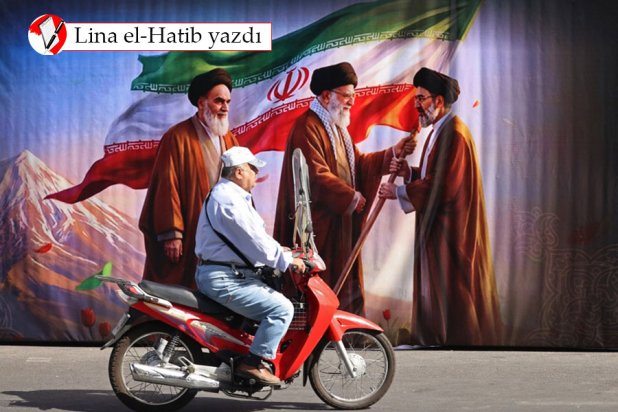 Tahran'da, İslam Devrimi'nin kurucusu merhum Dini Lider Ruhullah Humeyni, merhum Dini Lider Ali Hamaney ile oğlu Mücteba Hamaney'in resimlerinin yer aldığı bir reklam panosunun önünden geçen motosikletli bir adam, 3 Temmuz 2026 (AFP) 