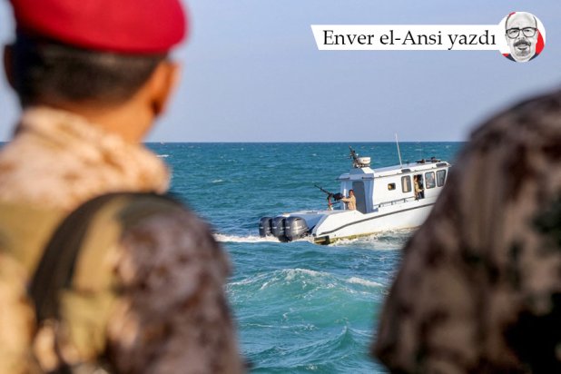 Yemen hükümetine bağlı Sahil Güvenlik birlikleri, stratejik Babul Mendeb Boğazı yakınlarındaki Taiz’in batısında hükümetin kontrolündeki Muha şehrinin açıklarında Kızıldeniz'deki bir devriye botunu izliyor, 12 Aralık 2023 (AFP)