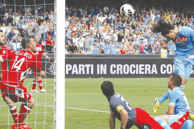 والتر ماتزاري يرفض تجديد عقده مع نابولي وينتظر عرض روما