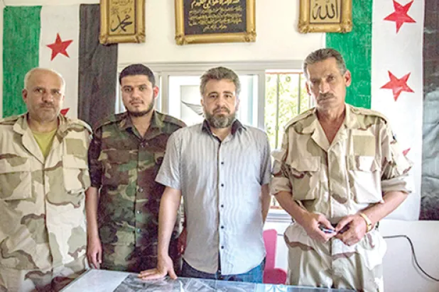 أب ينشق مع نجله عن أجهزة النظام وينضمان للجيش الحر