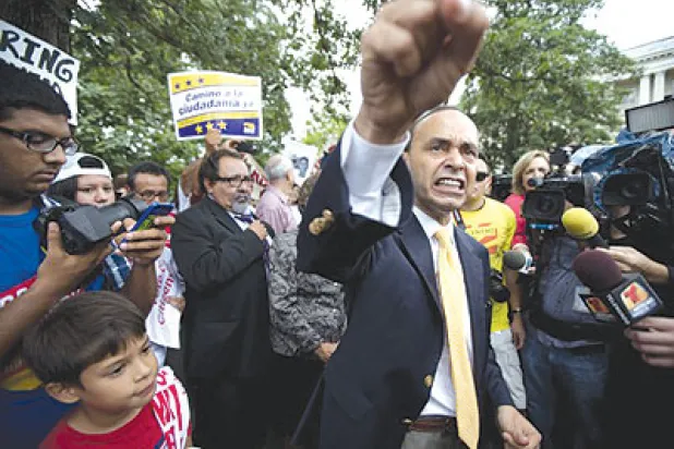 لويس غوتيريز.. ناشط في مجال إصلاح قوانين الهجرة ونجم تلفزيوني إسباني