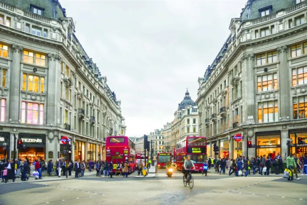 «أكسفورد ستريت».. شارع لندني بعوائد ثاني أكبر مدينة في إنجلترا