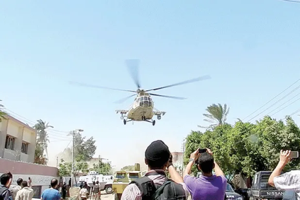 أهالي قرية دلجا بصعيد مصر تجمعوا ترحيبا بوصول قوات الأمن والجيش لفك الحصار عن قريتهم («الشرق الأوسط»)