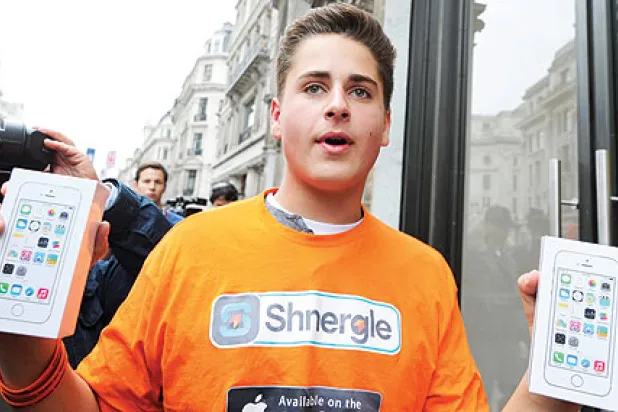 عشاق «أبل» يصطفون للحصول على جهازي «آيفون» الجديدين