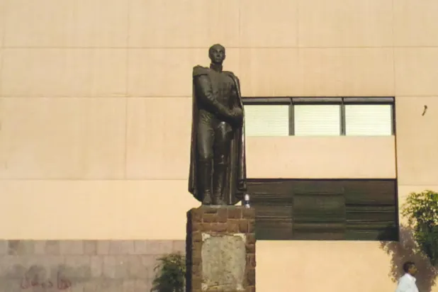 تمثال سيمون بوليفار بحي جاردن سيتي بالقاهرة بعد أن سُرق سيفه النحاسي الشهير («الشرق الأوسط»)