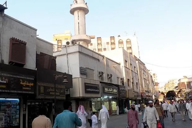 صورة خارجية للمسجد والمحال التجارية