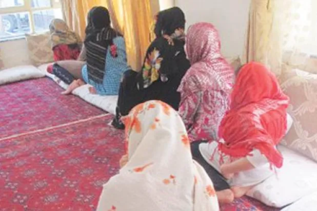 الأفغانيات يتعلمن وينلن حقوقهن مع استمرار مواجهتهن سوء المعاملة والزواج بالإكراه