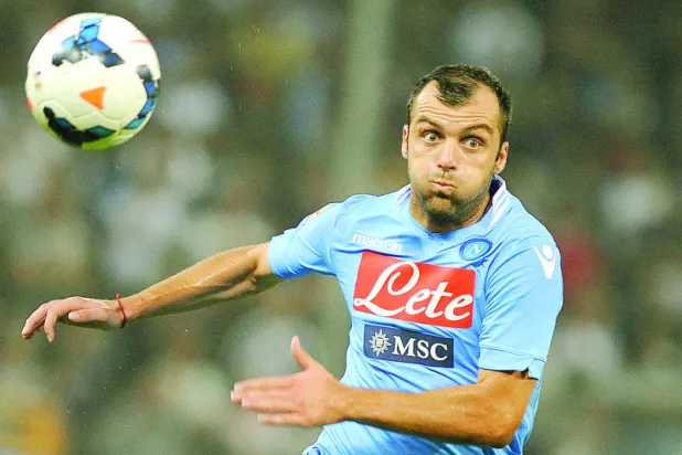 نابولي يتغلب على جنوا بثنائية في «الكالتشيو»