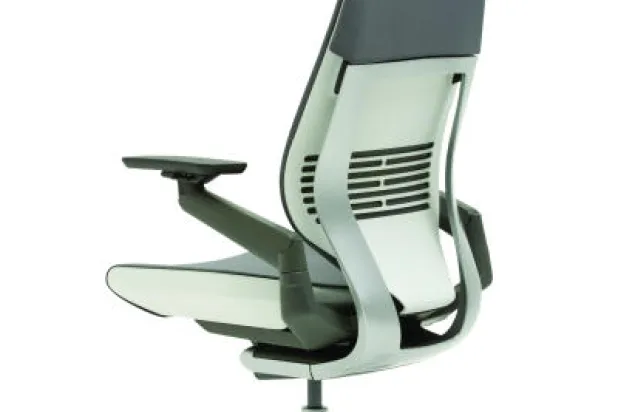 كرسي مطور.. قد يحل مشاكل الجلوس طويلا وراء المكتب