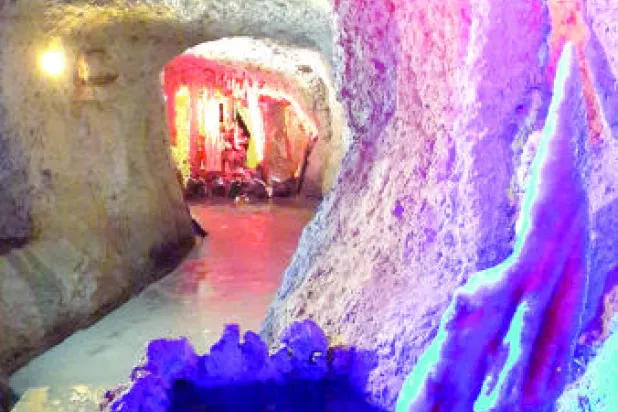 مغارة كفرحيم.. شموعها المتدلية تشع ببريق الماس