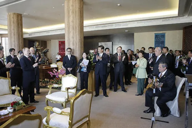 الرئيس الإندونيسي يغني بالغيتار لبوتين بمناسبة عيد ميلاده الـ61