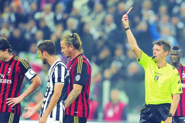 الهتافات العنصرية تحرم الميلان من جماهيره أمام أودينيزي