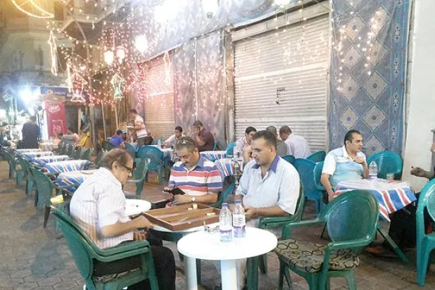 مقاهي القاهرة تكسر حظر التجول بأغاني أم كلثوم والكلام في السياسة