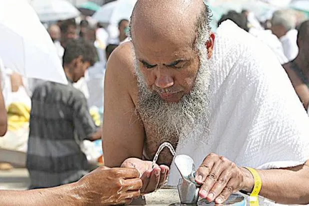 سقيا زمزم.. معين لا ينضب