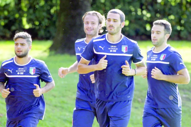 أليغري يحمل بالوتيللي إلى نابولي رغم تردي حالته الصحية