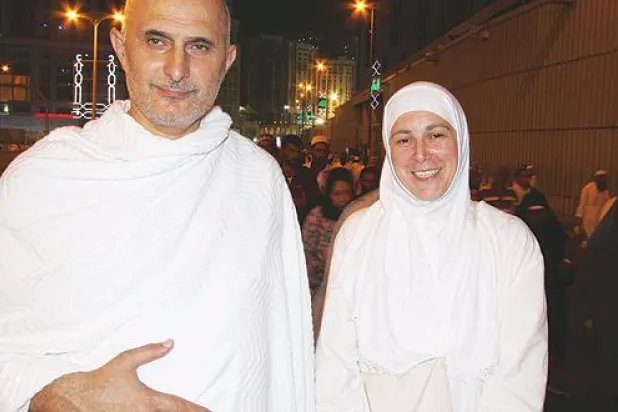 روسي وزوجته يحجان مشيا على الأقدام في المشاعر المقدسة