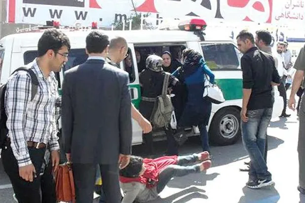 شرطة الآداب توقف احدى السيدات السافرات