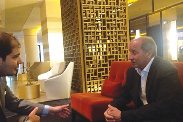 المستشار مصطفى عبد الجليل خلال حواره مع د. عادل الطريفي رئيس تحرير «الشرق الأوسط» 