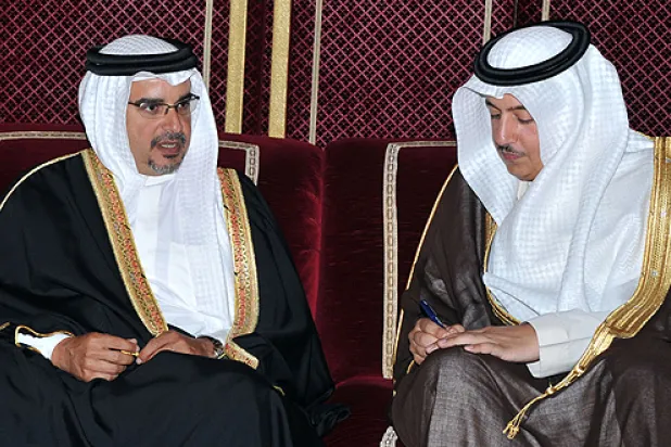 ولي العهد البحريني الأمير سلمان بن حمد آل خليفة لدى استقباله الزميل تركي الدخيل