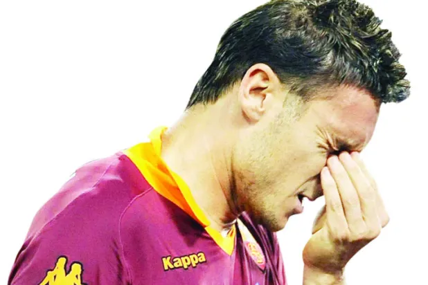 الإصابة تهدد بحرمان روما من جهود قائده توتي لمدة شهرين