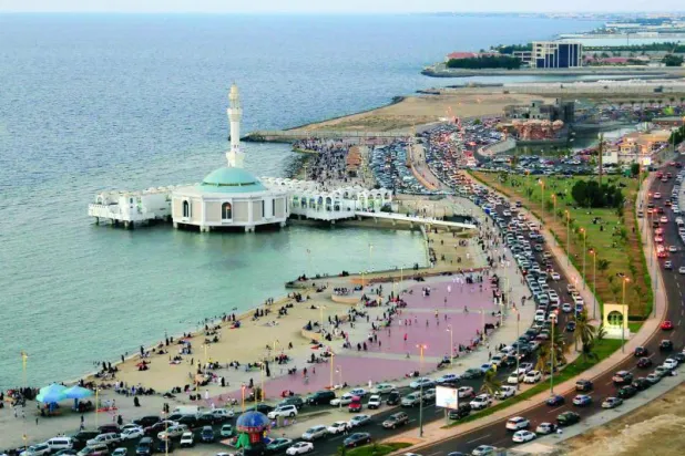 شبان جدة يزينون جلسات الكورنيش ببيع الشاي على الفحم