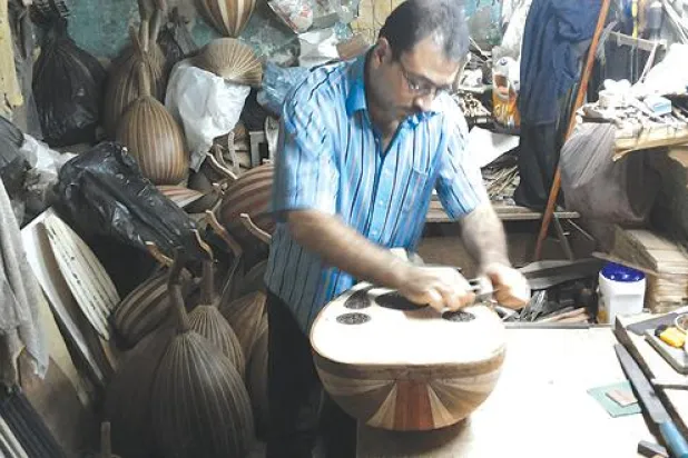 هاني عزيز ورث مهنة تصنيع آلة العود على يد أبيه وبدأ ممارستها وهو في الثانية عشرة ({الشرق الأوسط})