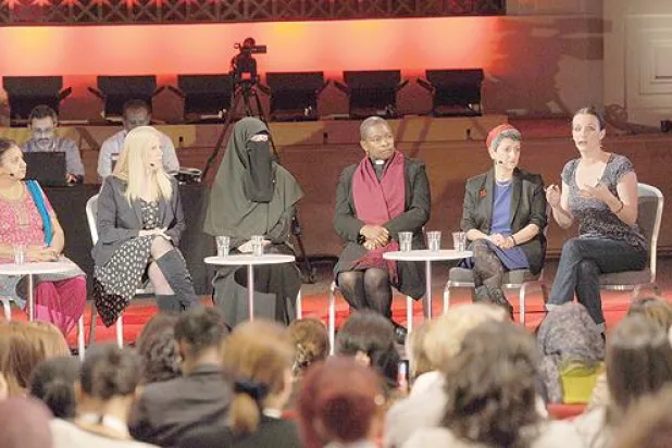 مؤتمر «100 امرأة» يسلط الضوء على الفرص والتحديات التي تواجه النساء