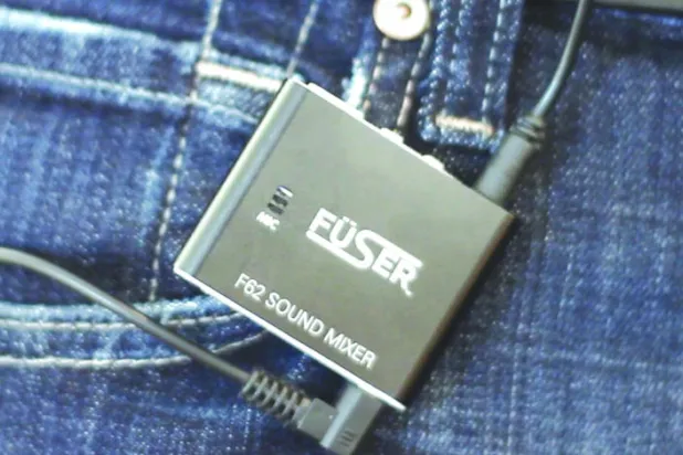 تلفزيون مخصص للهواء الطلق ونظم استماع للموسيقى تلتقط تنبيهات الخطر