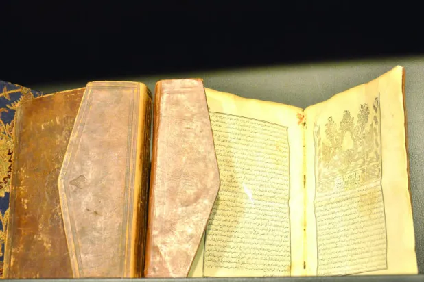 عرض 50 مخطوطة تاريخية وكتب نادرة في معرض الشارقة للكتاب