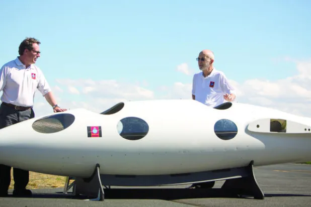 رحلة إلى ثقب الأوزون عبر طائرة شراعية مطورة