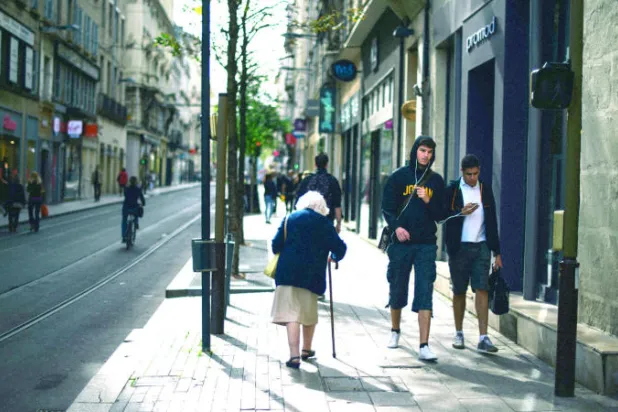 فرنسا توازن بصعوبة بين التشبث بنظام الرعاية الاجتماعية والتقشف