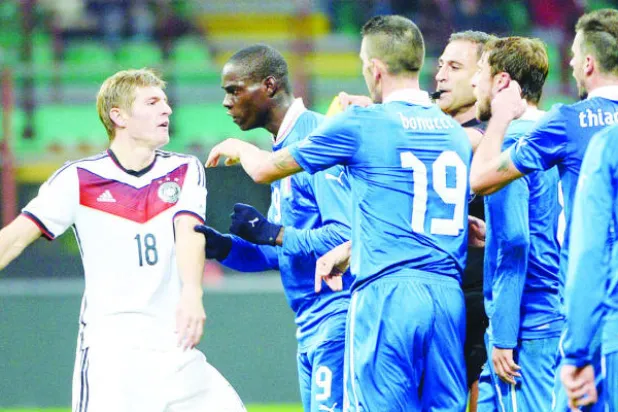 بوفون ينصح بالوتيللي: لا تلعب دور ضحية القرارات التحكيمية