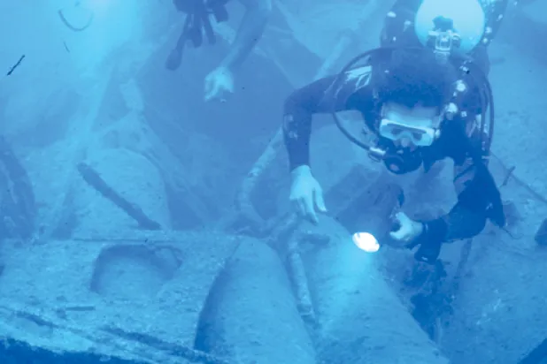  «سياحة الغوص على حطام الغواصة».. السفلير