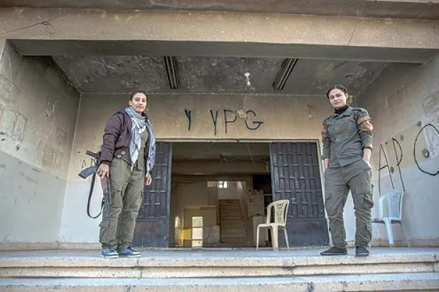 مقاتلات كرديات في خط المواجهة