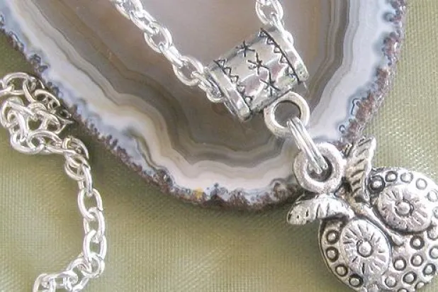 «البومة» و«الشارب» إكسسوارات تنتشر في أوساط الفتيات بالسعودية