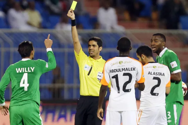 حكم المباراة الهذلول أشهر 7 بطاقات صفراء بسبب الأداء الخشن من لاعبي الفريقين (تصوير: عبد العزيز النومان)