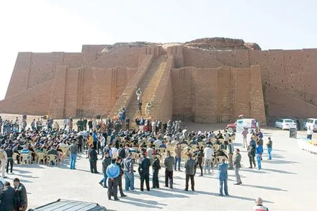 مسيحيون ومسلمون وصابئة عراقيون يحيون مبادرة للسلام قرب زقورة أور التاريخية موطن النبي إبراهيم (رويترز)