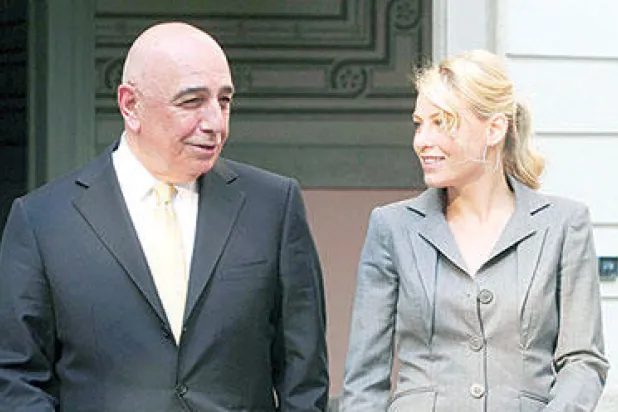 غالياني يؤجل استقالته حتى 22 ديسمبر بعد التحدث مع برلسكوني