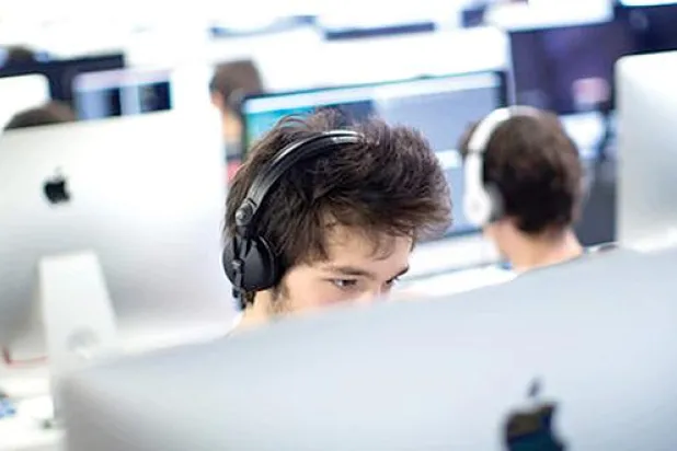 أكاديمية كومبيوتر في فرنسا تتحدى الأفكار التقليدية