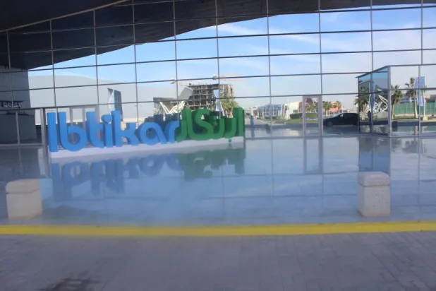 معرض ابتكار استمر لخمسة أيام وسط حضور كثيف للاطلاع على ما يعرضه المبتكرون («الشرق الأوسط»)