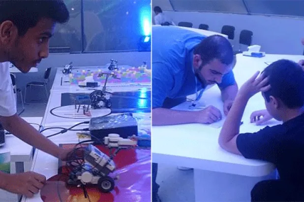أحد المعلمين لدى شرحه كيفية عمل إشارة المرور وشرح عمل الروبوت البسيط أمام حضور المعرض («الشرق الأوسط») 