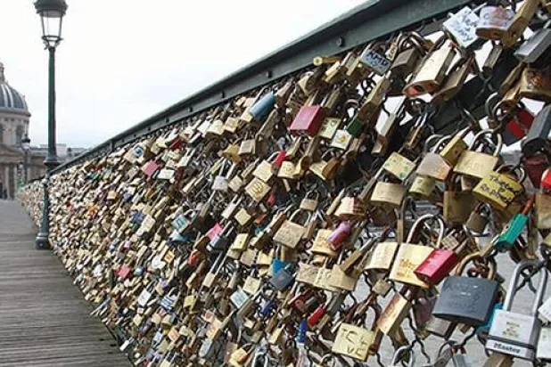 «أقفال الحب».. ظاهرة عالمية تنتقل إلى الوطن العربي