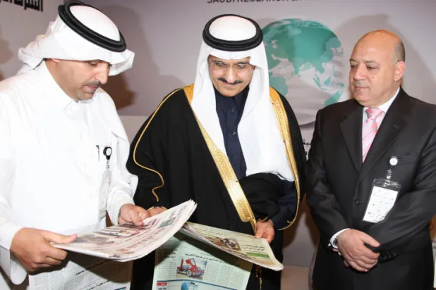 أمير منطقة الرياض خالد بن بندر يتصفح جريدة «الشرق الأوسط» في صالة العرض المصاحبة للمنتدى (تصوير: إقبال حسين)