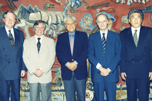 بسيوني يتوسط مؤسسي المحكمة الدولية خلال المؤتمر الذي حرر اتفاقية إنشاء المحكمة، وعقد في روما عام 1998