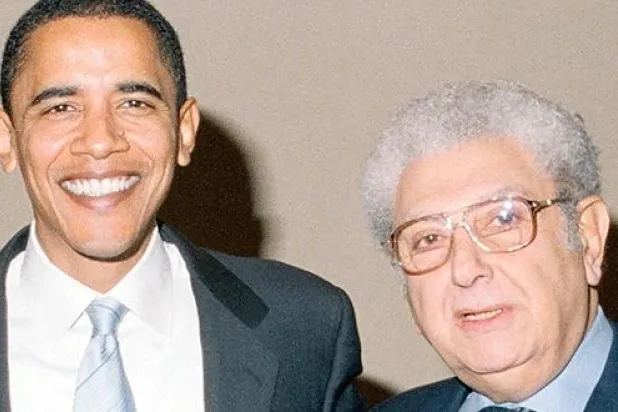 صورة تجمع شريف بسيوني وأوباما أثناء زيارة قام بها الرئيس الأميركي لشيكاغو عام 2008