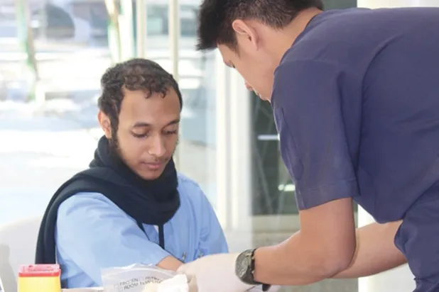 جانب من إحدى حملات التوعية والتبرع بالدم التي تنظمها كليات الطب 