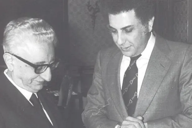 بسيوني مع الرئيس الإيطالي جيوفاني ليوني عام 1979 يهديه عددا من كتبه عقب تقليده أعلى وسام إيطالي